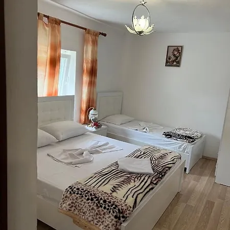 Bujtina Brahim Selimaj Alojamento de Acomodação e Pequeno-almoço Valbonne