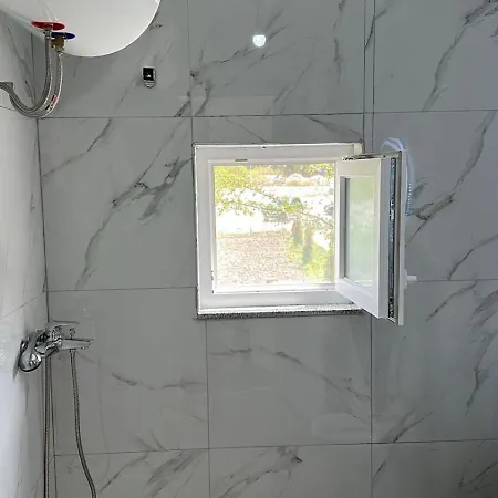 Bujtina Brahim Selimaj Alojamento de Acomodação e Pequeno-almoço Valbonne