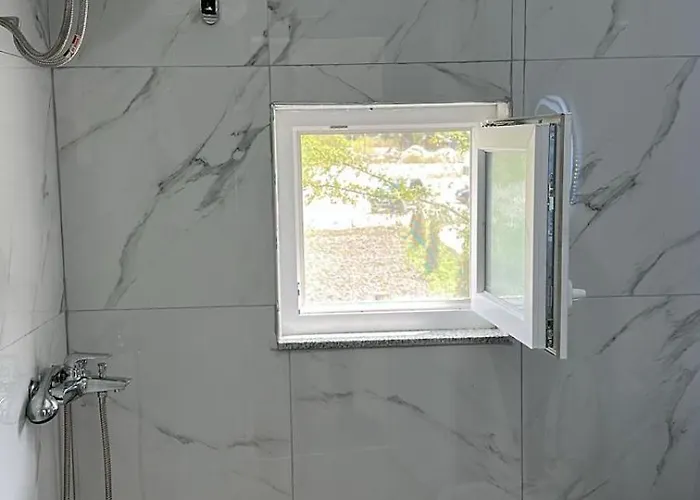 Bujtina Brahim Selimaj 住宿加早餐酒店 瓦勒博内